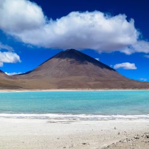 Bolivia laguna con vulcano
